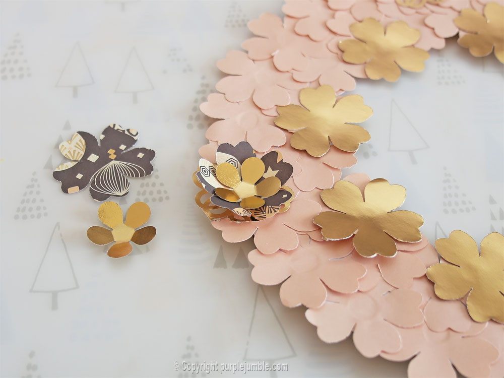 Couronne de fleurs en papier aux touches dorées {DIY} - Purple Jumble